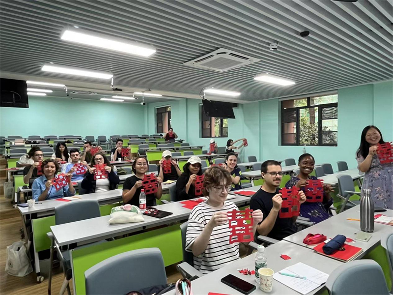 在中國和巴西共迎兩國建交50周年之際，巴西圣保羅州立大學孔子學院今年7月成功組織多批、近40名巴西青少年來華進行短期訪問交流，圖為訪問團成員參加文化體驗活動。 巴西圣保羅州立大學孔子學院供圖