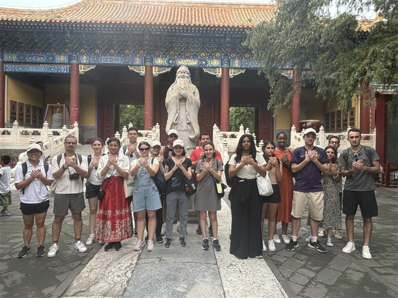 在中國和巴西共迎兩國建交50周年之際，巴西圣保羅州立大學孔子學院今年7月成功組織多批、近40名巴西青少年來華進行短期訪問交流，圖為訪問團成員參加文化體驗活動。 巴西圣保羅州立大學孔子學院供圖