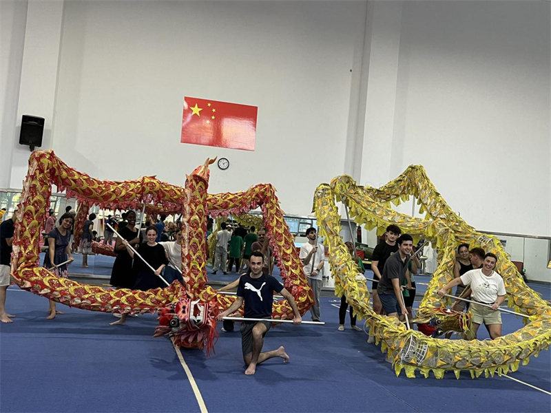 在中國和巴西共迎兩國建交50周年之際，巴西圣保羅州立大學孔子學院今年7月成功組織多批、近40名巴西青少年來華進行短期訪問交流，圖為訪問團成員在中國參加文化體驗活動。 巴西圣保羅州立大學孔子學院供圖