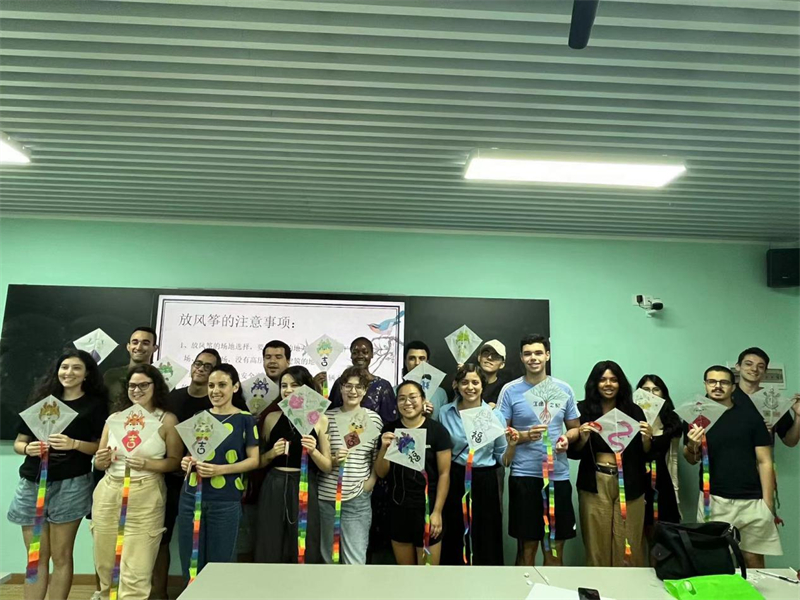 在中國和巴西共迎兩國建交50周年之際，巴西圣保羅州立大學孔子學院今年7月成功組織多批、近40名巴西青少年來華進行短期訪問交流，圖為訪問團成員參加文化體驗活動。 巴西圣保羅州立大學孔子學院供圖