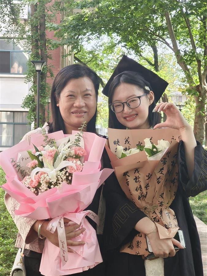 圖為嚴(yán)鋆與何海燕老師合照 本人供圖.jpg 圖為嚴(yán)鋆與何海燕老師合照 本人供圖.jpg